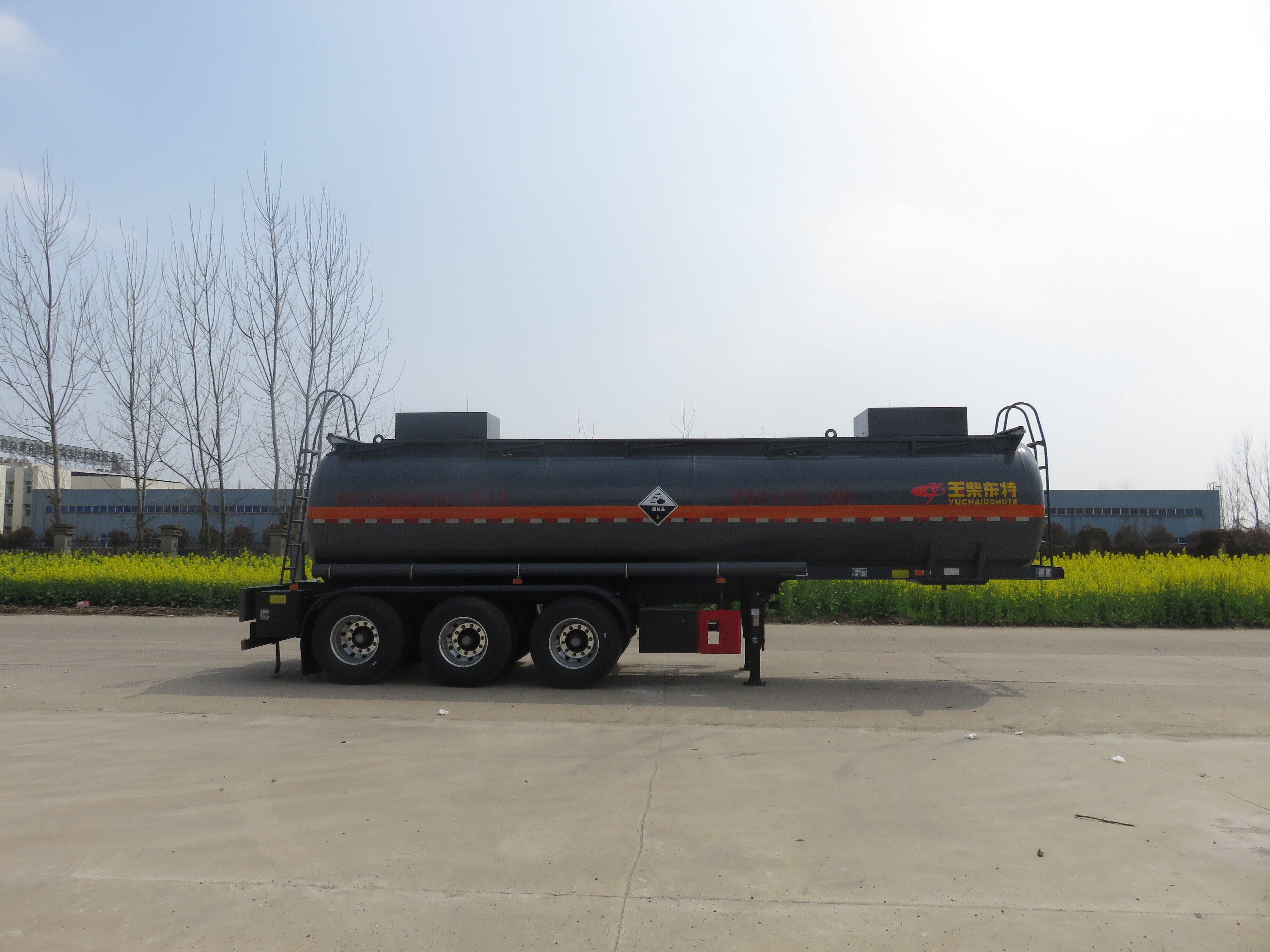 特運牌DTA9401GFWA型腐蝕性物品罐式運輸半掛車(chē)