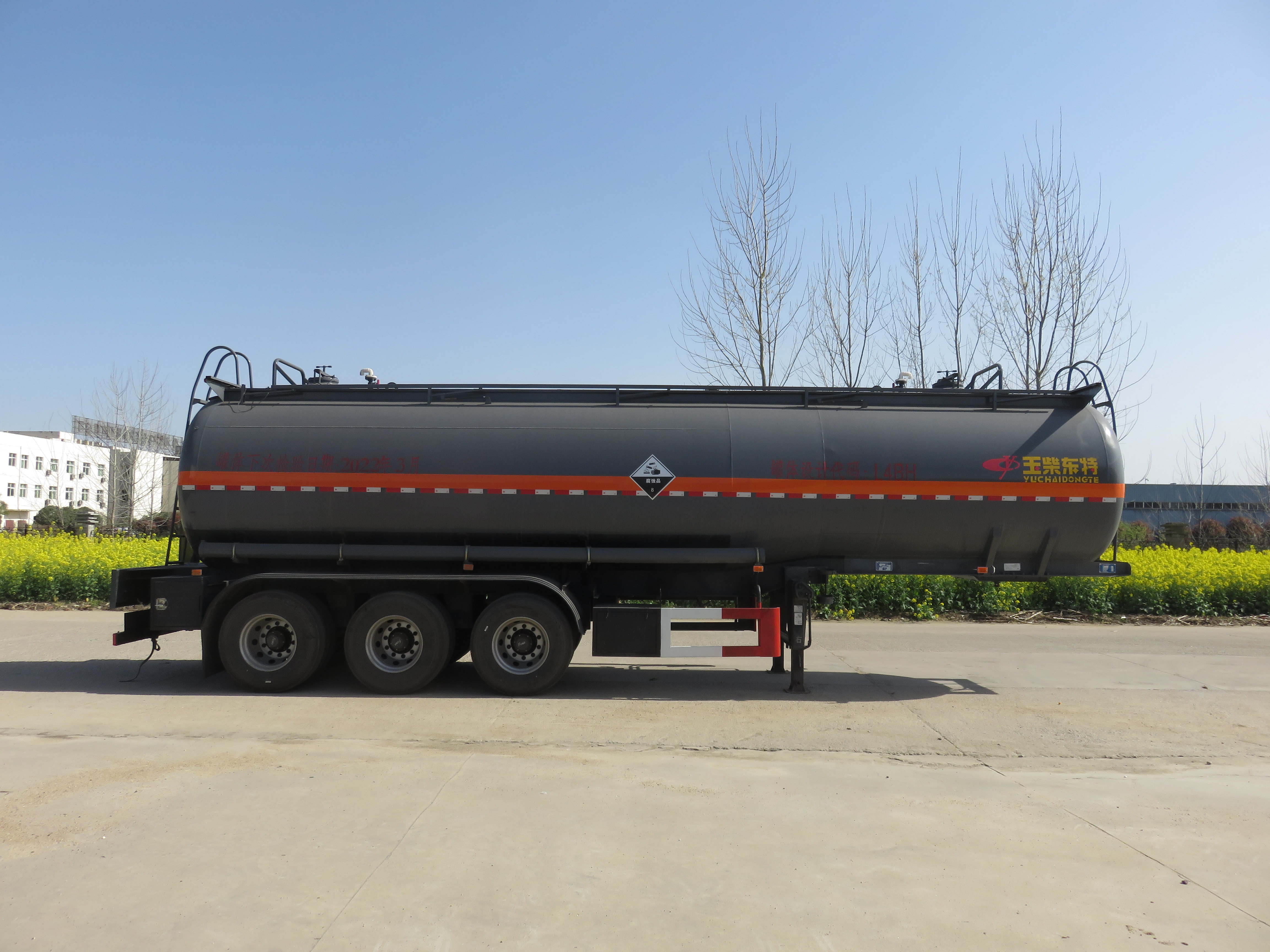 特運牌DTA9408GFWA型腐蝕性物品罐式運輸半掛車(chē)