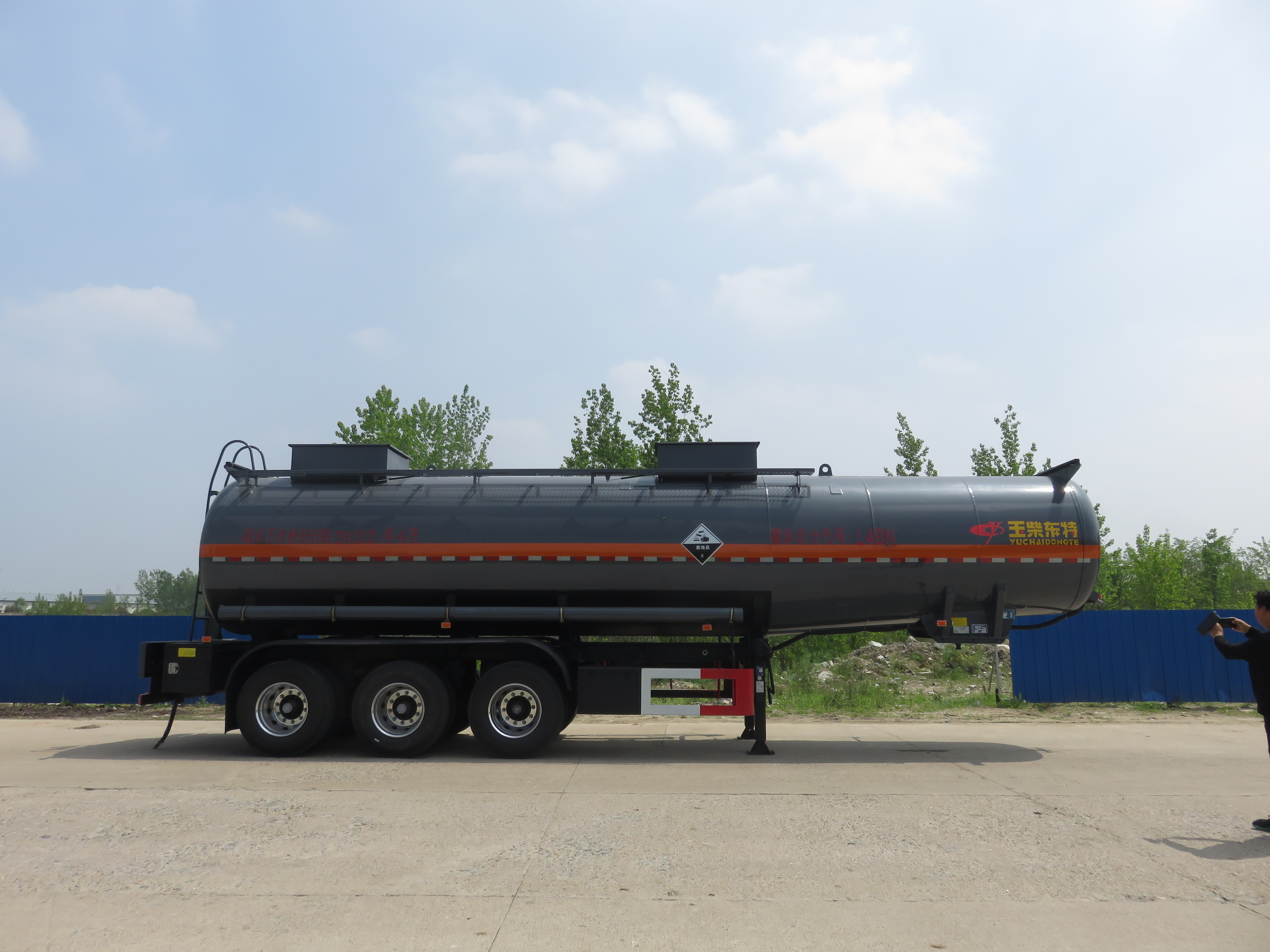 特運牌DTA9404GFWB型腐蝕性物品罐式運輸半掛車(chē)